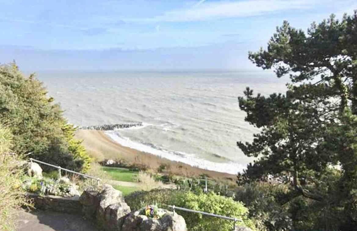 Great Home In Lovely Area With Parking, Sleeps 6 Folkestone Kültér fotó